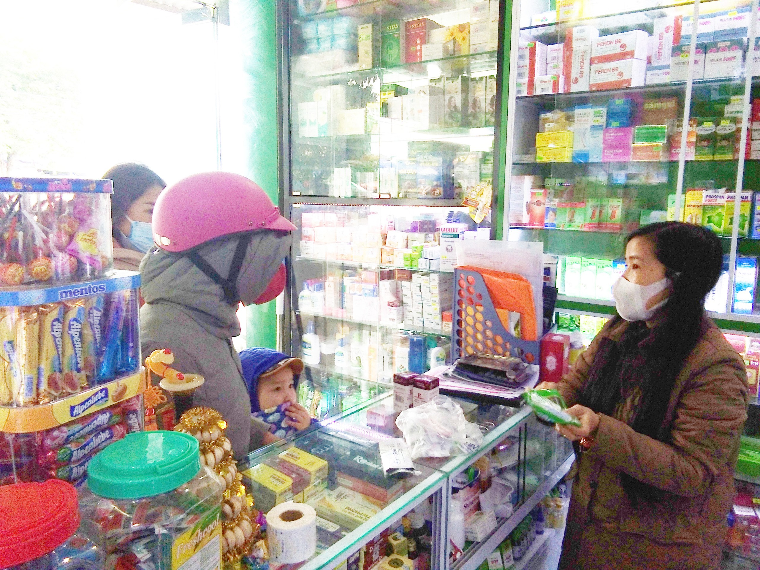 Người dân Minh Hóa chủ động mua khẩu trang phòng, chống bệnh viêm phổi cấp do virus Corona gây ra.