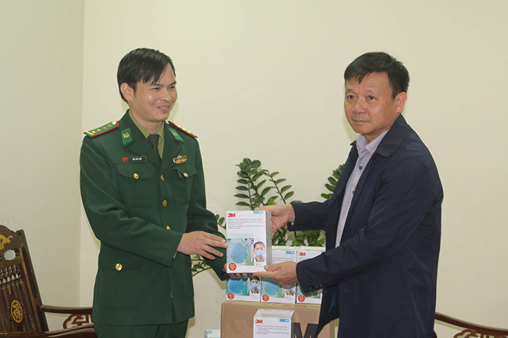 Đại diện lãnh đạo Trung tâm Kiểm soát bệnh tật tỉnh tặng khẩu trang y tế cho bộ đội biên phòng