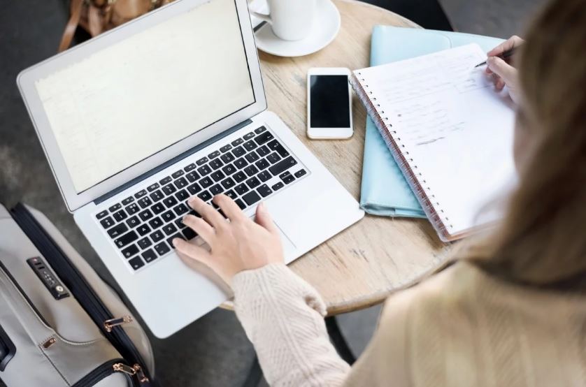 Đằng sau các cánh cửa đóng kín, hàng ngàn doanh nghiệp đang tìm cách vận hành qua mạng Internet. Ảnh: SCMP