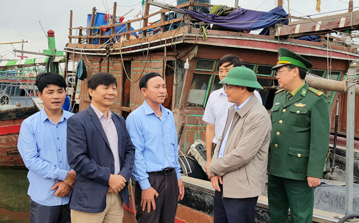 Đồng chí Lê Minh Ngân, Phó Chủ tịch UBND tỉnh thăm hỏi, động viên ngư dân thôn Cồn Sẻ, xã Quảng Lộc, thị xã Ba Đồn.