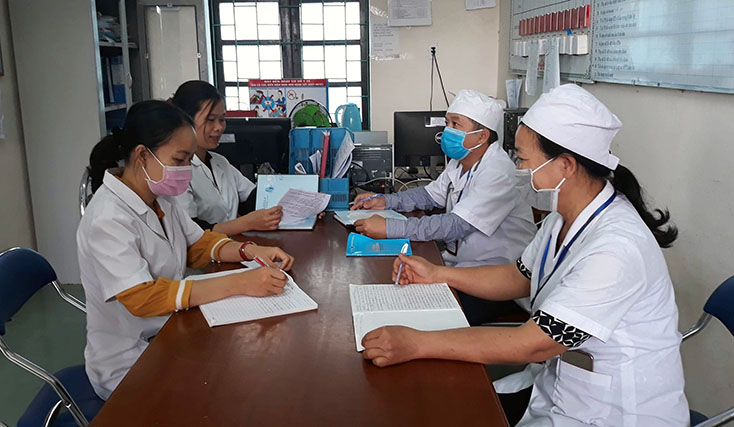 Cán bộ, nhân viên Trạm Y tế xã Quảng Trung họp bàn các phương án chủ động ứng phó với dịch bệnh viêm đường hô hấp cấp.