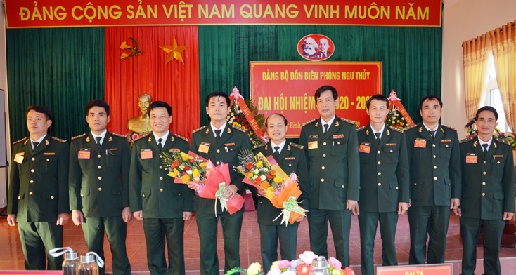Đại diện lãnh đạo Bộ Tư lệnh BĐBP Việt Nam, Bộ chỉ huy BĐBP tỉnh tặng hoa chúc mừng Ban Chấp hành Đảng bộ Đồn biên phòng Ngư Thủy nhiệm kỳ 2020-2025.