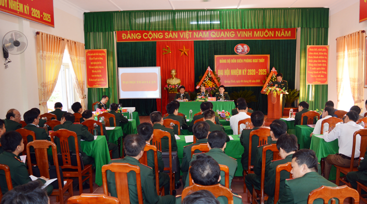 Đại diện lãnh đạo Bộ Tư lệnh BĐBP Việt Nam, Bộ chỉ huy BĐBP tỉnh tặng hoa chúc mừng Ban Chấp hành Đảng bộ Đồn biên phòng Ngư Thủy nhiệm kỳ 2020-2025.