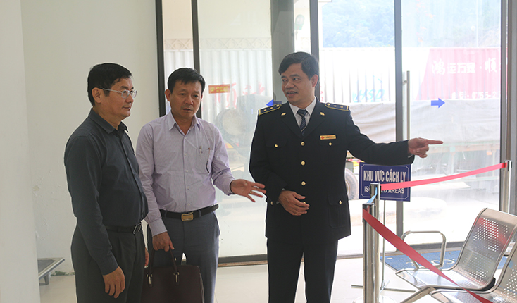 Đồng chí Trần Tiến Dũng, Phó Chủ tịch UBND tỉnh kiểm tra công tác phòng chống dịch Corona ở Cửa khẩu quốc tế Cha Lo