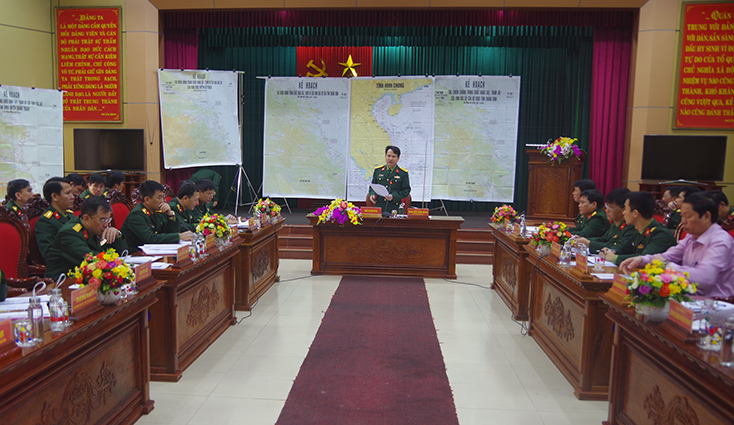 Đại tá Nguyễn Văn Man, Phó Tư lệnh Quân khu 4 phát biểu tại cuộc làm việc.