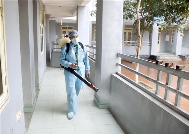 Nhân viên y tế phun thuốc tiêu độc khử trùng tại trường THPT Chuyên Hưng Yên, thành phố Hưng Yên. (Ảnh: Phạm Kiên/TTXVN)