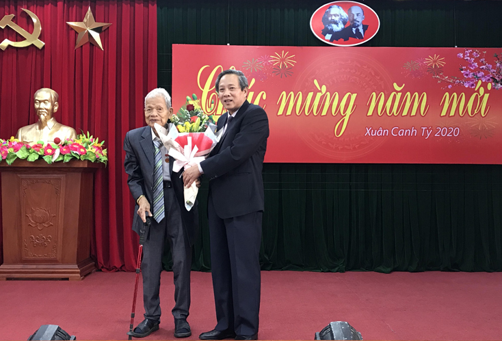 Đồng chí Bí thư Tỉnh uỷ Hoàng Đăng Quang tặng hoa mừng thọ các hội viên cao tuổi