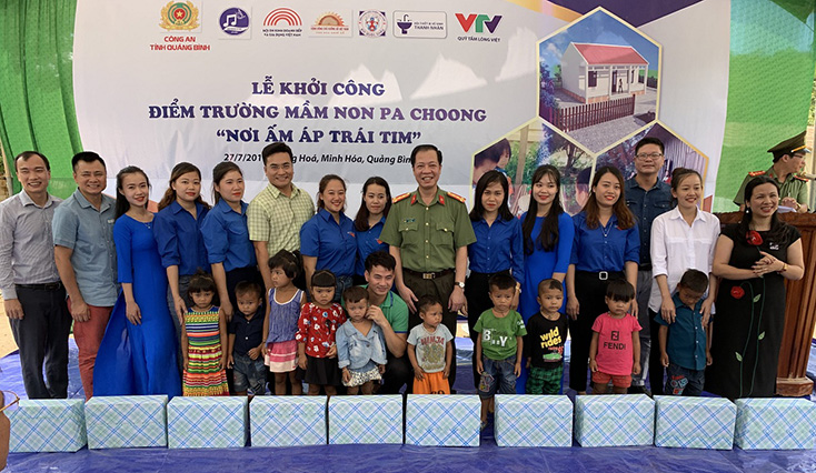 Đại tá Trần Hải Quân cùng những nghệ sỹ Hà Nội tặng quà cho các cho các cháu học sinh trong buổi lễ khởi công điểm trường Pha Choong.