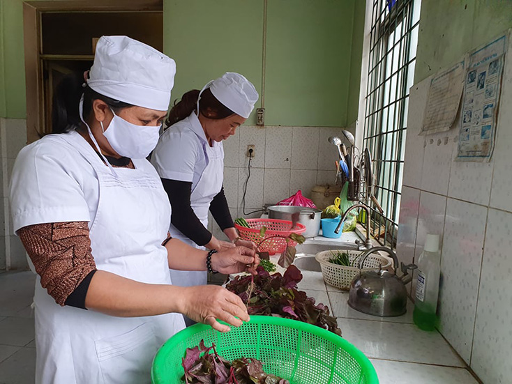 Các nhân viên trong khoa Dinh dưỡng Bệnh viện đa khoa huyện Lệ Thủy đang chuẩn bị bữa ăn cho các bệnh nhân 