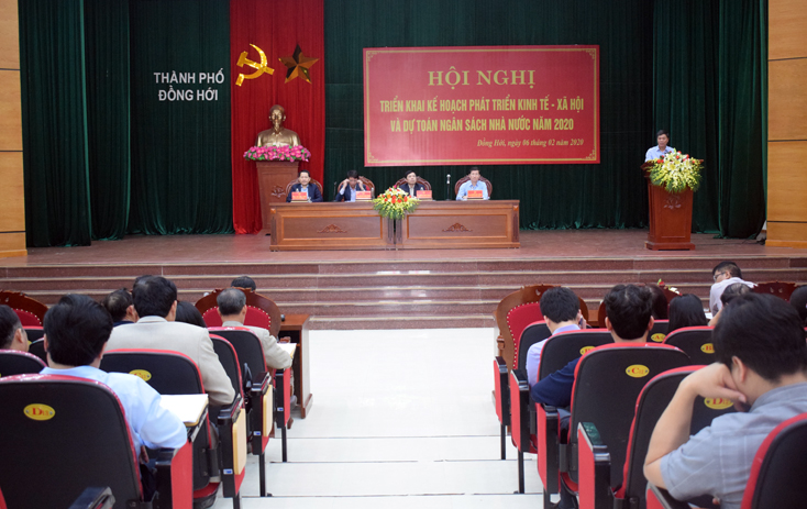 Đồng chí Lê Văn Phúc, Bí thư Thành ủy Đồng Hới phát biểu chỉ đạo tại hội nghị triển khai thực hiện Nghị quyết HĐND năm 2020