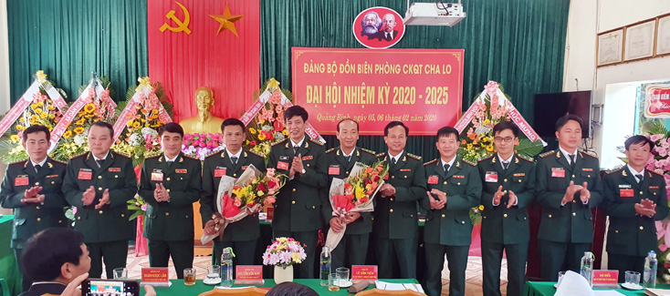 Lãnh đạo Bộ Chỉ huy BĐBP tỉnh tặng hoa chúc mừng Ban Chấp hành Đảng bộ BĐBP CKQT Cha Lo, nhiệm kỳ 2020-2025. 