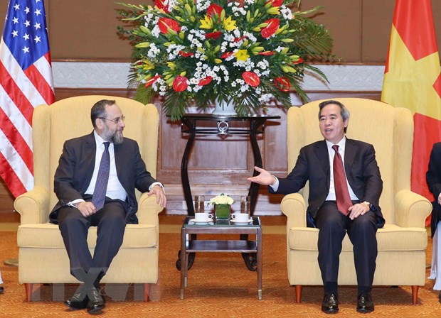 Ông Nguyễn Văn Bình, Ủy viên Bộ Chính trị, Bí thư Trung ương Đảng, Trưởng Ban Kinh tế Trung ương tiếp ông Michell Silk, Quyền Trợ lý Bộ trưởng Bộ Tài chính Hoa Kỳ thăm và làm việc tại Việt Nam. (Ảnh: Phương Hoa/TTXVN)