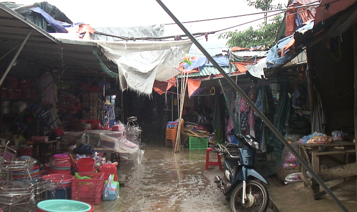 Chợ Xuân Sơn không bảo đảm vệ sinh, lụp xụp, nhếch nhác, mất mỹ quan.