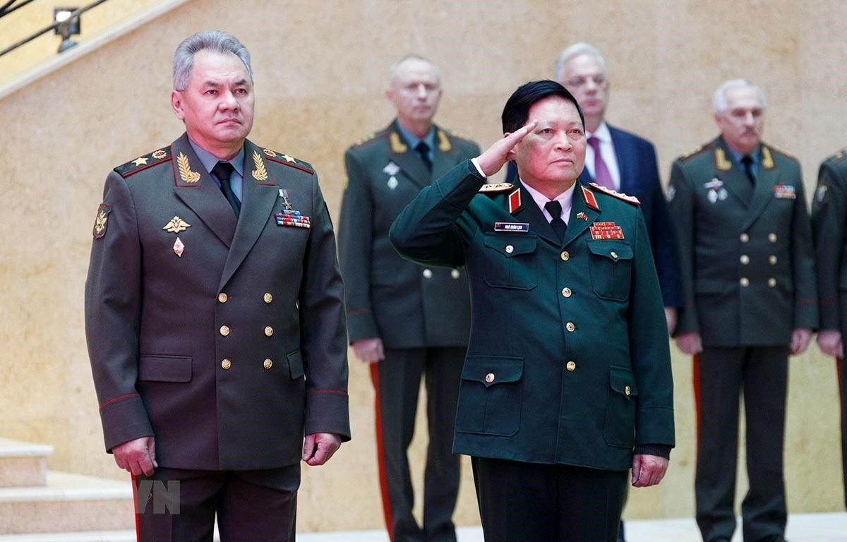 Bộ trưởng Quốc phòng Nga Sergey Shoigu và Bộ trưởng Quốc phòng Việt Nam Ngô Xuân Lịch tại Lễ đón chính thức. (Ảnh: Trần Hiếu/TTXVN)