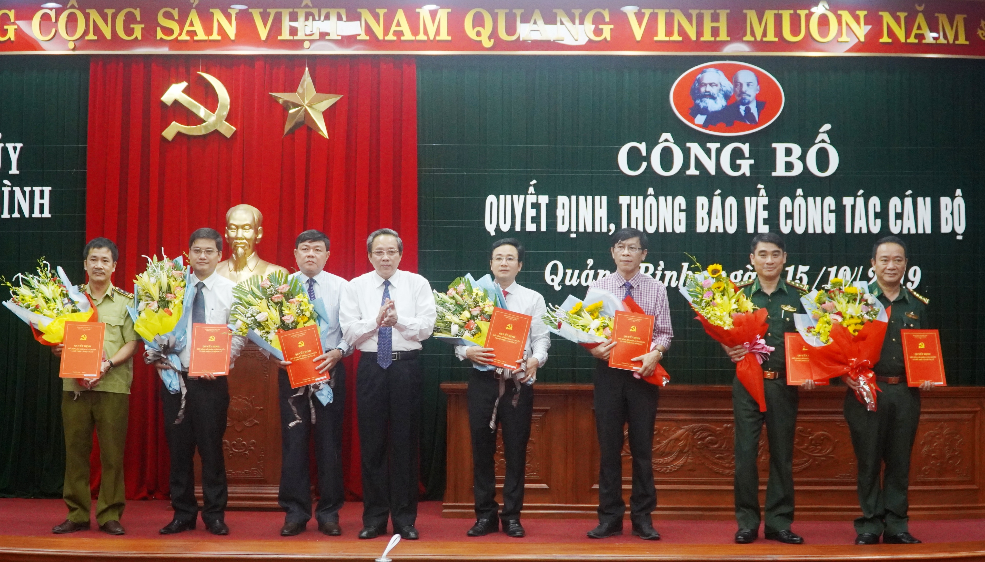 Đồng chí Bí thư Tỉnh ủy Hoàng Đăng Quang trao quyết định cho các đồng chí được điều động, bổ nhiệm.