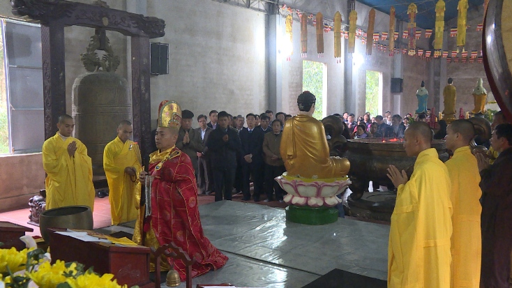 Lễ hội chùa Kim Phong-núi Thần Đinh thu hút đông đảo người dân tham gia.