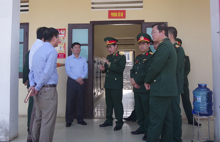 Đồng chí Phó Chủ tịch UBND tỉnh Trần Tiến Dũng kiểm tra tình hình thực tế tại Trung đoàn bộ binh 996. 