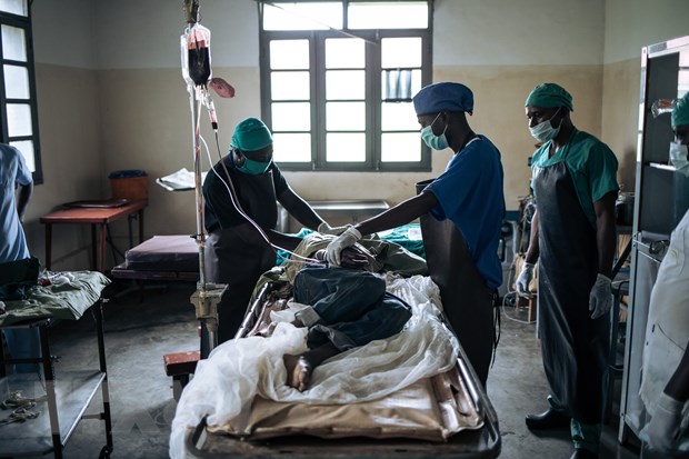 Chăm sóc nạn nhân bị thương trong một vụ tấn công do nhóm vũ trang AF thực hiện. (Ảnh: AFP/TTXVN)