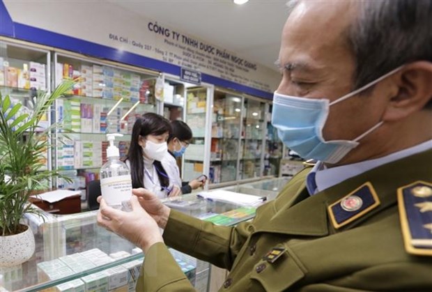Lực lượng chức năng thị sát, kiểm tra, tuyên truyền các cửa hàng kinh doanh thuốc, dụng cụ y tế tại Trung tâm phân phối thuốc Hapulico, Thanh Xuân, Hà Nội. (Ảnh: Trần Việt/TTXVN)