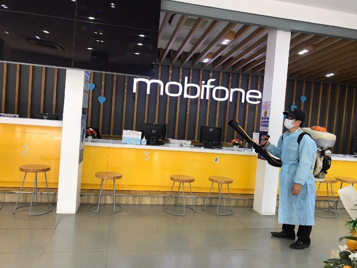 Phun thuốc khử trùng Cửa hàng MobiFone 23 Lý Thường Kiệt.