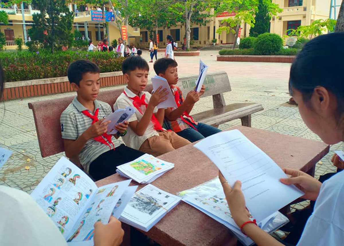 “Chuyện của Mây” được các bạn học sinh Trường phổ thông dân tộc bán trú huyện Lệ Thủy hồ hởi đón nhận.