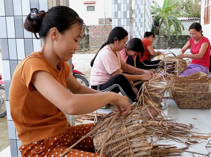 Nghề đan bèo lục bình đem lại thu nhập ổn định lúc nông nhàn cho chị em phụ nữ xã Quảng Sơn, thị xã Ba Đồn.