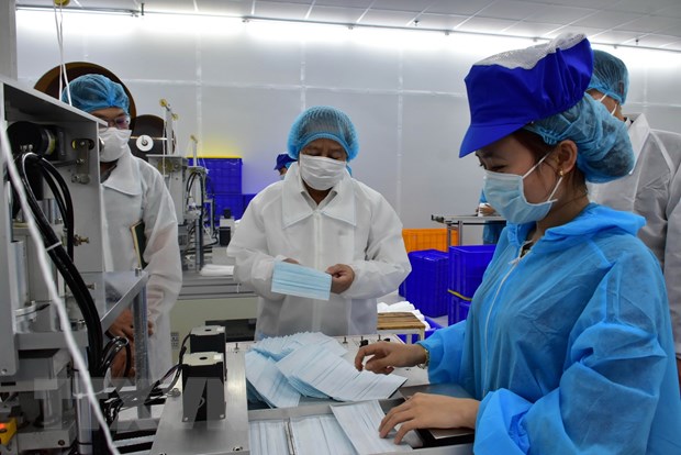 Xưởng sản xuất khẩu trang y tế của công ty Kim Sora ở Thừa Thiên-Huế. (Ảnh: Hồ Cầu/TTXVN)