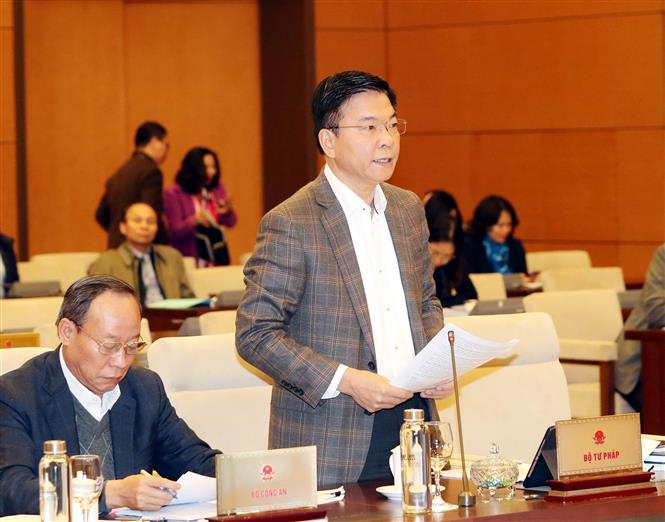 Bộ trưởng Bộ Tư pháp Lê Thành Long trình bày Tờ trình của Chính phủ về dự án Luật sửa đổi, bổ sung một số điều của Luật Xử lý vi phạm hành chính. Ảnh: Trọng Đức/TTXVN.