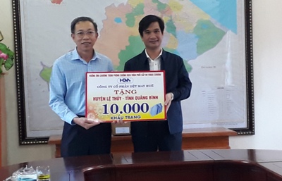 Đại diện Công ty cổ phần Dệt may Huế tặng khẩu trang cho huyện Lệ Thủy.