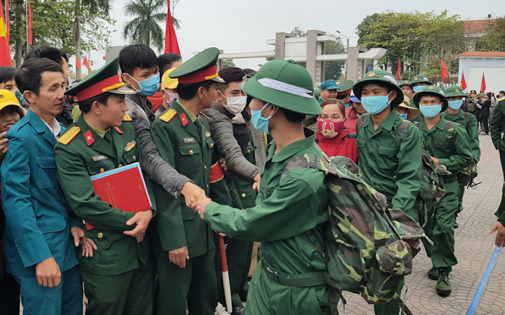 Các tân binh huyện Lệ Thủy hăng hái nhập ngũ. Ảnh: Nguyễn Hoàng