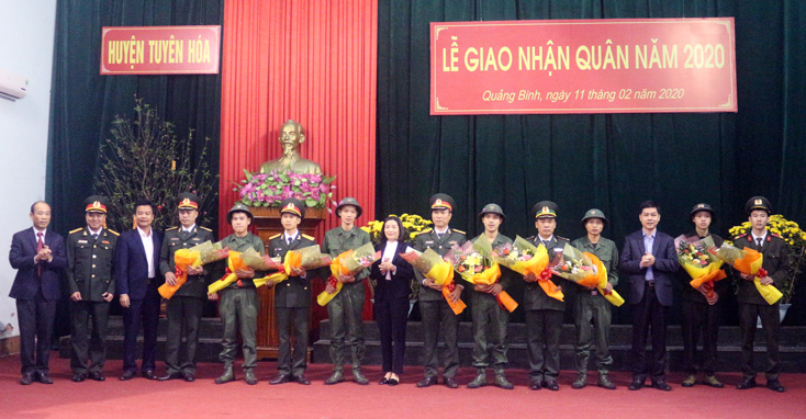  Các đồng chí lãnh đạo tỉnh và địa phương tặng hoa động viên các tân binh lên đường nhập ngũ.