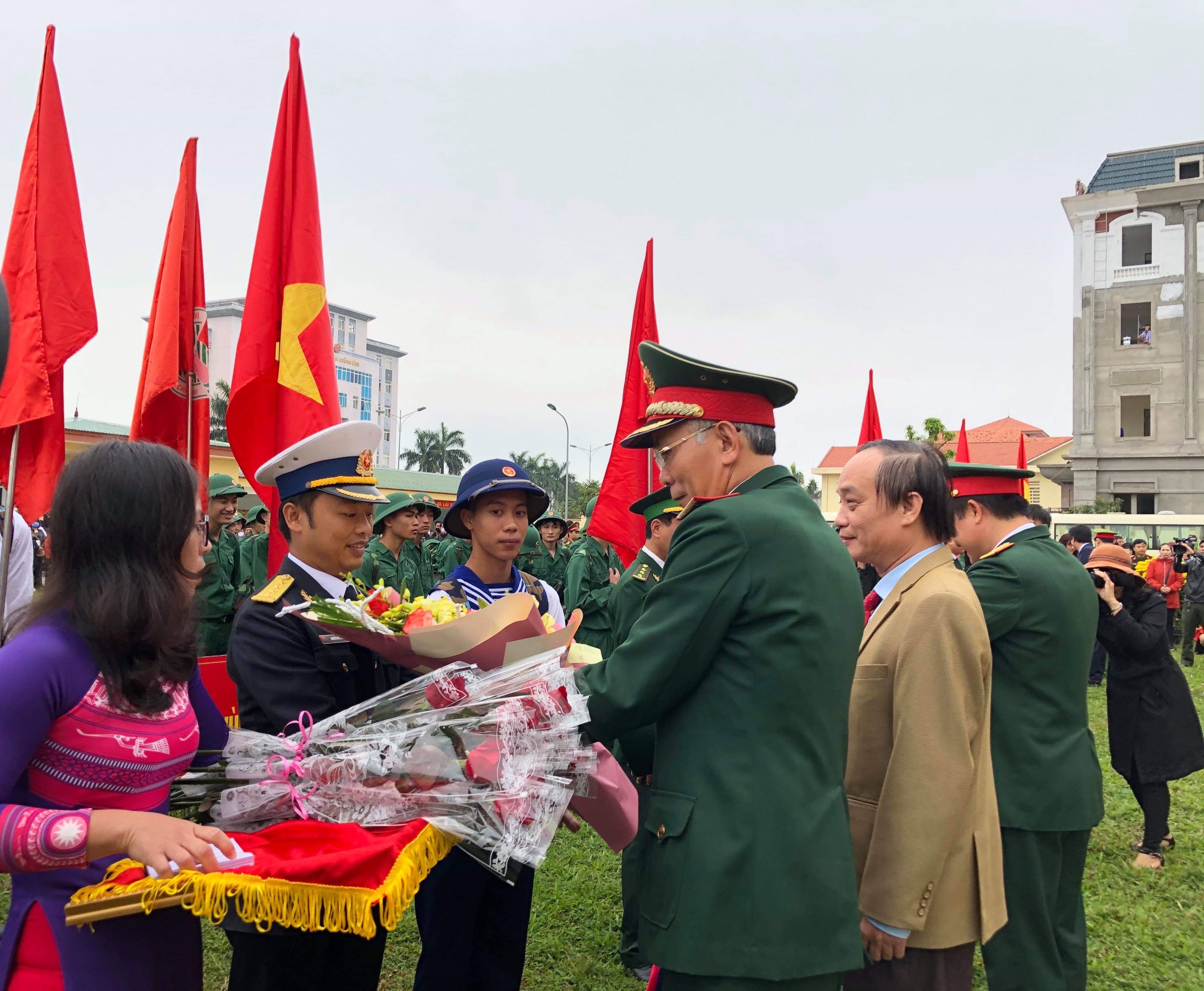 Thiếu tướng Nguyễn Đức Hóa, Phó chính ủy Quân khu 4 tặng hoa, động viên các tân binh lên đường nhập ngũ.