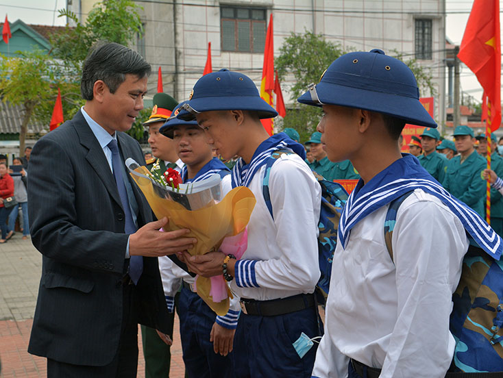 Đồng chí Trần Thắng, Phó Bí thư Thường trực Tỉnh ủy tặng hoa và quà cho các tân binh trong lễ giao nhận quân.