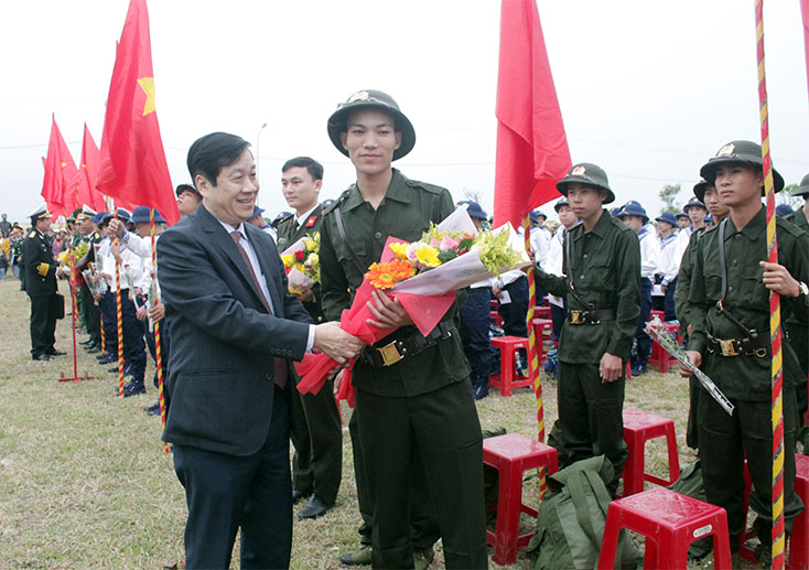 Đồng chí Nguyễn Xuân Quang, Phó Chủ tịch Thường trực UBND tỉnh trao hỗ trợ xây dựng trường Mầm non Bắc Lý, Đồng Hới