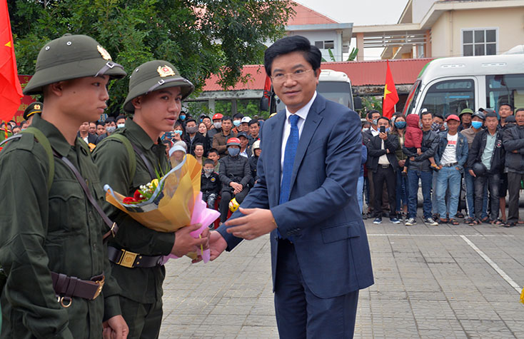 Đồng chí Trương An Ninh, Bí thư Thị ủy Ba Đồn tặng hoa, động viên các tân binh lên đường nhập ngũ.