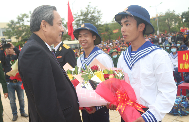 Đồng chí Bí thư Tỉnh ủy Hoàng Đăng Quang tặng hoa chúc mừng các tân binh lên đường nhập ngũ.