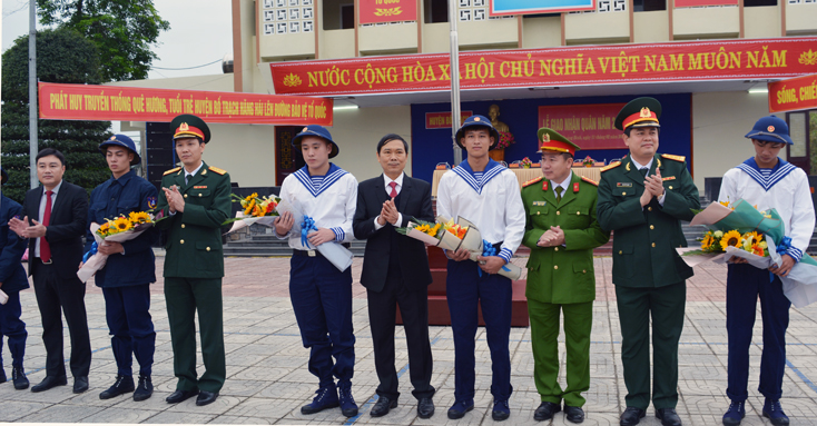 Đại diện lãnh đạo Bộ Tư lệnh Quân khu 4, một số sở, ngành cấp tỉnh và huyện Bố Trạch tặng hoa, động viên các tân binh lên đường làm nhiệm vụ.