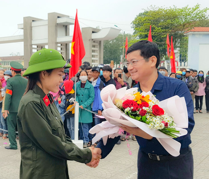 Đồng chí Trần Tiến Dũng, Phó Chủ tịch UBND tỉnh tặng hoa, quà tân binh trong lễ giao nhận quân.