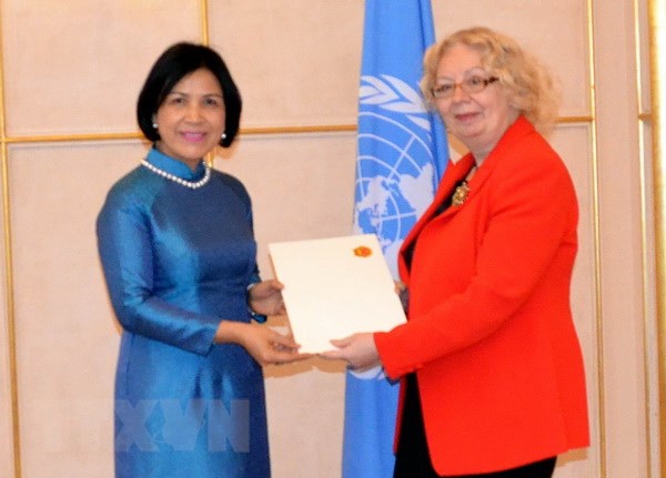 Đại sứ Lê Thị Tuyết Mai trao Quốc thư cho Tổng Giám đốc Văn phòng Liên hợp quốc tại Geneva Tatiana Valovaya. (Ảnh: Tố Uyên/TTXVN)