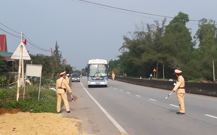  Lực lượng CSGT, Công an tỉnh tiến hành đón, dừng xe khách đang lưu thông theo hướng Bắc-Nam để kiểm tra.