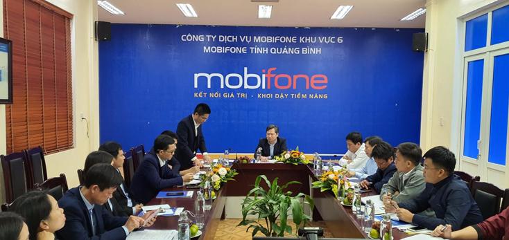 Ông Phan Thanh Hoài, Giám đốc MobiFone Quảng Bình báo cáo tình hình sản xuất kinh doanh năm 2019 và phương hướng phát triển 2020.