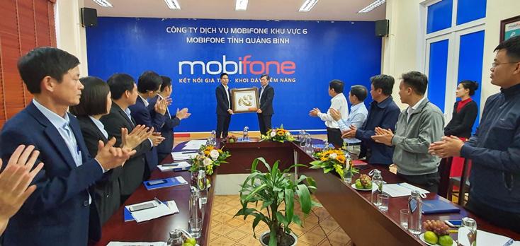 Đ/c Nguyễn Tiến Hoàng tặng quà và chụp ảnh lưu niệm cùng CBCNV MobiFone Quảng Bình.