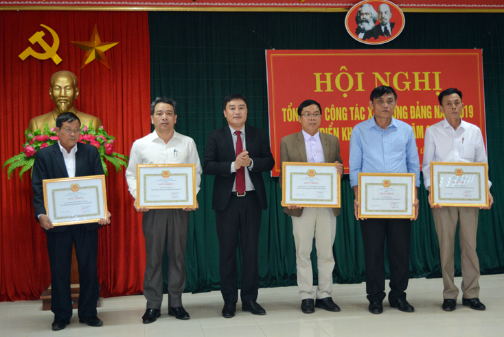 Đồng chí Đinh Hữu Thành, Tỉnh ủy viên, Bí thư Huyện ủy Bố Trạch trao tặng giấy khen các TCCSĐ hoàn thành xuất sắc nhiệm vụ tiêu biểu năm 2019.