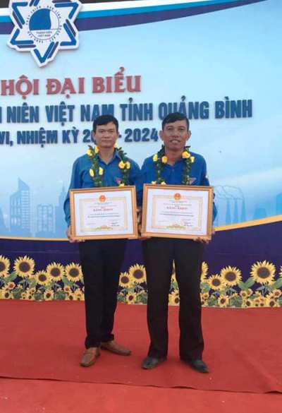 Anh Nguyễn Đình Thi (người bên phải) và anh Nguyễn Văn Quân nhận bằng khen của UBND tỉnh vì đã có thành tích xuất sức trong phong trào thanh niên tình nguyện. 
