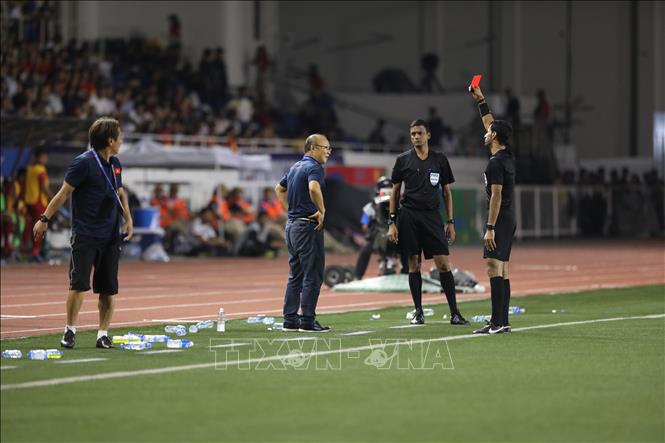 Huấn luyện viên Park Hang Seo nhận thẻ đỏ ở những phút cuối trong trận Chung kết giữa đội tuyển U22 Việt Nam và đội tuyển U22 Indonesia môn bóng đá nam SEA Games 30, ngày 10-12-2019. Ảnh: Hoàng Linh/TTXVN