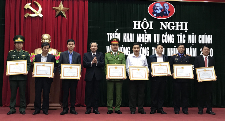 Đồng chí Bí thư Tỉnh ủy Hoàng Đăng Quang tặng bằng khen của Ban Thường vụ Tỉnh ủy cho các tập thể