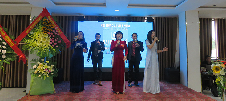 Văn nghệ chào mừng đại hội do các nghệ sỹ Quảng Bình biểu diễn