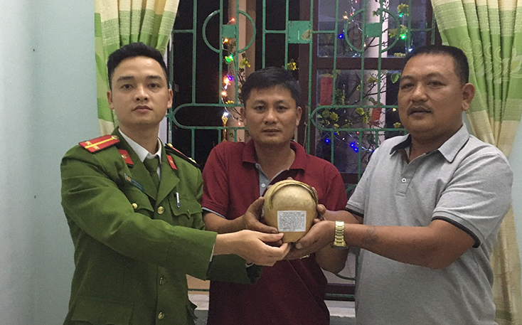 Anh Nguyễn Trung Thành tự nguyện giao nộp quả pháo đại, trọng lượng 1,5kg, ngay sau đêm giao thừa tại Công an xã Lộc Ninh.