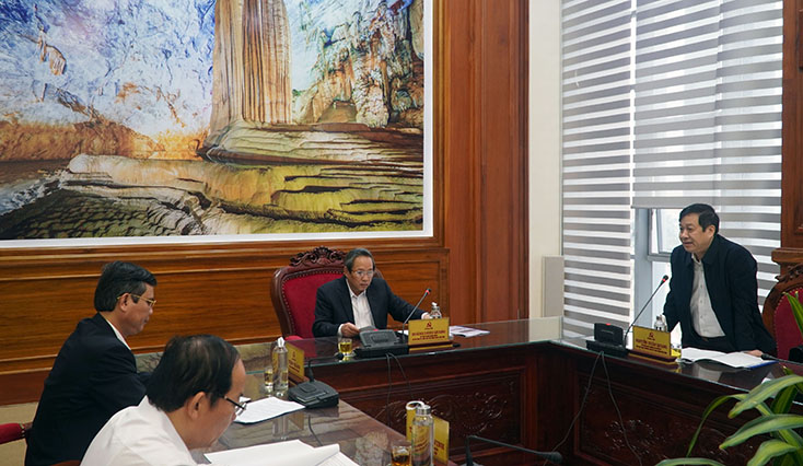 Đồng chí Phó Chủ tịch Thường trực UBND tỉnh Nguyễn Xuân Quang báo cáo về tình hình triển khai dự án Nhà máy nhiệt điện Quảng Trạch II