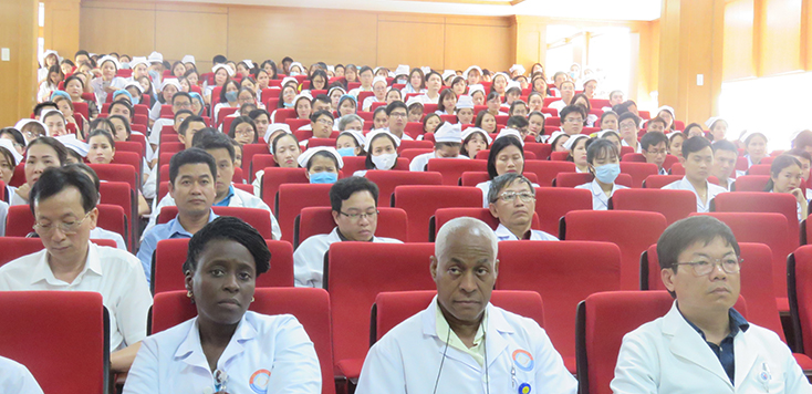 Hội nghị thu hút rất đông cán bộ y tế đến từ các khoa, phòng chuyên môn của bệnh viện tham gia